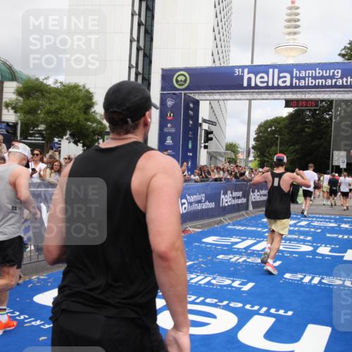 29.06.2025 - hella hamburg halbmarathon Michael Strokosch http://msf.ph/oto/8178453 29.06.2025 10:39:03 Ziel 1164, 1803, 2262, 2980, 3136, 4359, 6682, 8958, 11447, 13137, 15561, 15873, 18734, 19151 meine-sportfotos.de