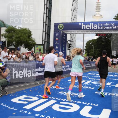 29.06.2025 - hella hamburg halbmarathon Michael Strokosch http://msf.ph/oto/8178456 29.06.2025 10:39:04 Ziel 1164, 1803, 2262, 3136, 4359, 6682, 11447, 13137, 15561, 15873, 18734, 19151 meine-sportfotos.de