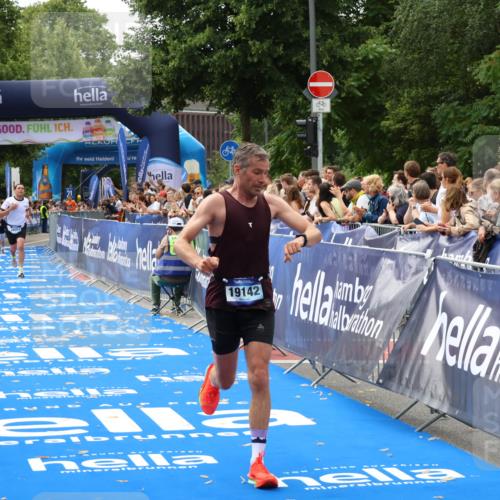 29.06.2025 - hella hamburg halbmarathon Zöllner http://msf.ph/oto/8178465 29.06.2025 10:29:05 Ziel 10351, 16157, 18874, 19142 meine-sportfotos.de