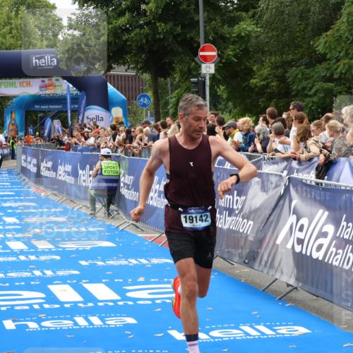 29.06.2025 - hella hamburg halbmarathon Zöllner http://msf.ph/oto/8178477 29.06.2025 10:29:05 Ziel 10351, 16157, 18874, 19142 meine-sportfotos.de