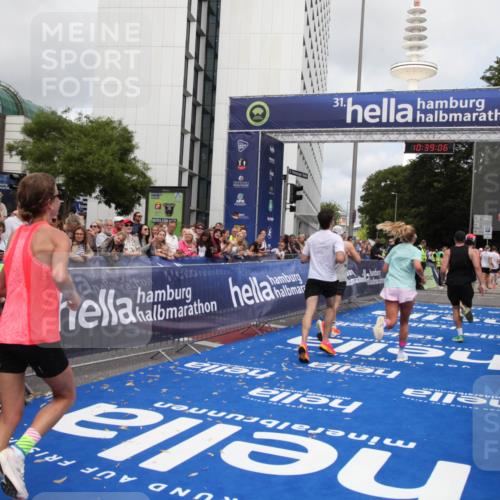 29.06.2025 - hella hamburg halbmarathon Michael Strokosch http://msf.ph/oto/8178499 29.06.2025 10:39:05 Ziel 1164, 1803, 2262, 3136, 4359, 6682, 11447, 13137, 15561, 15873, 16820, 18734, 19151 meine-sportfotos.de