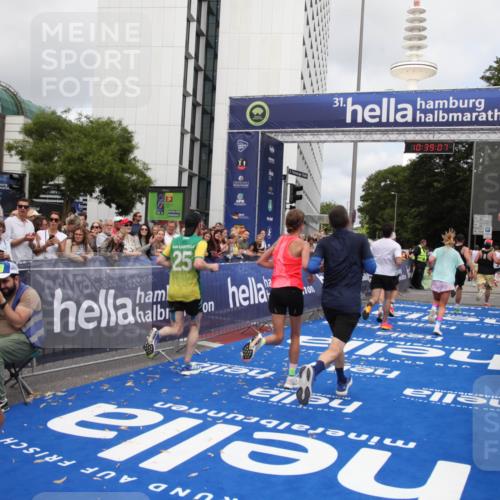29.06.2025 - hella hamburg halbmarathon Michael Strokosch http://msf.ph/oto/8178515 29.06.2025 10:39:06 Ziel 1164, 1803, 2262, 3136, 4359, 6682, 6686, 6687, 11447, 11619, 15561, 15873, 16820, 18734, 19151 meine-sportfotos.de