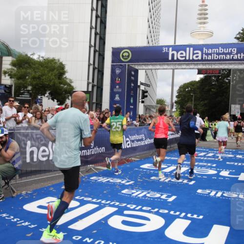 29.06.2025 - hella hamburg halbmarathon Michael Strokosch http://msf.ph/oto/8178527 29.06.2025 10:39:06 Ziel 1164, 1803, 2262, 3136, 4359, 6682, 6686, 6687, 11447, 11619, 15561, 15873, 16820, 18734, 19151 meine-sportfotos.de
