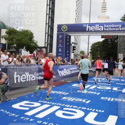 29.06.2025 - hella hamburg halbmarathon Michael Strokosch http://msf.ph/oto/8178571 29.06.2025 10:39:07 Ziel 1164, 1445, 1803, 2262, 3136, 4359, 4759, 6682, 6686, 6687, 11447, 11619, 12137, 15561, 15873, 16820, 18734, 19151 meine-sportfotos.de