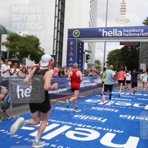 29.06.2025 - hella hamburg halbmarathon Michael Strokosch http://msf.ph/oto/8178583 29.06.2025 10:39:08 Ziel 1164, 1445, 1803, 2262, 4359, 4759, 6682, 6686, 6687, 11447, 11619, 12137, 15561, 15873, 16820, 18734, 19151 meine-sportfotos.de