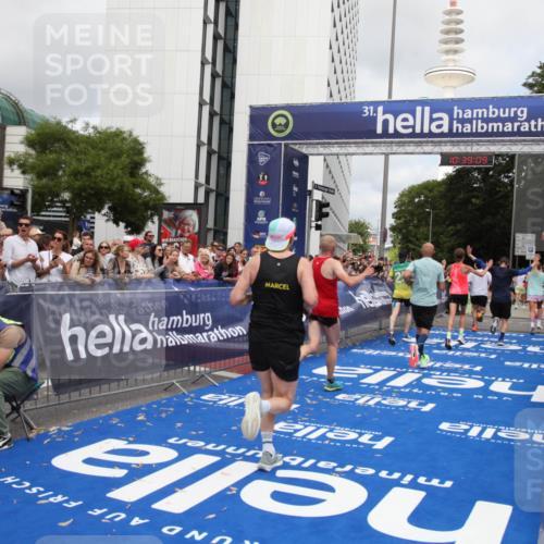29.06.2025 - hella hamburg halbmarathon Michael Strokosch http://msf.ph/oto/8178603 29.06.2025 10:39:08 Ziel 1164, 1445, 1803, 2262, 4359, 4759, 6682, 6686, 6687, 11447, 11619, 12137, 15561, 15873, 16820, 18734, 19151 meine-sportfotos.de