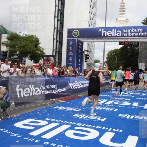 29.06.2025 - hella hamburg halbmarathon Michael Strokosch http://msf.ph/oto/8178619 29.06.2025 10:39:08 Ziel 1164, 1445, 1803, 2262, 4359, 4759, 6682, 6686, 6687, 11447, 11619, 12137, 15561, 15873, 16820, 18734, 19151 meine-sportfotos.de