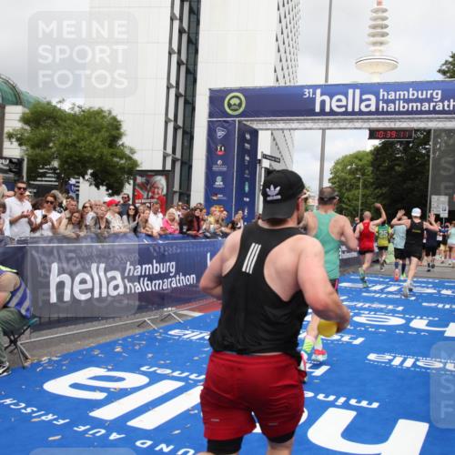 29.06.2025 - hella hamburg halbmarathon Michael Strokosch http://msf.ph/oto/8178650 29.06.2025 10:39:10 Ziel 1164, 1445, 1803, 2262, 4359, 4759, 6686, 6687, 11619, 12137, 15556, 16656, 16820, 18547, 18734, 19151 meine-sportfotos.de