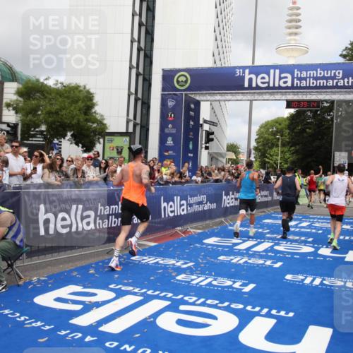 29.06.2025 - hella hamburg halbmarathon Michael Strokosch http://msf.ph/oto/8178683 29.06.2025 10:39:13 Ziel 1445, 3282, 4759, 6686, 6687, 11305, 11619, 12137, 13729, 15556, 16656, 16820, 17668, 18149, 18547 meine-sportfotos.de