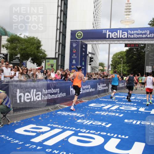 29.06.2025 - hella hamburg halbmarathon Michael Strokosch http://msf.ph/oto/8178695 29.06.2025 10:39:13 Ziel 1445, 3282, 4759, 6686, 6687, 11305, 11619, 12137, 13729, 15556, 16656, 16820, 17668, 18149, 18547 meine-sportfotos.de