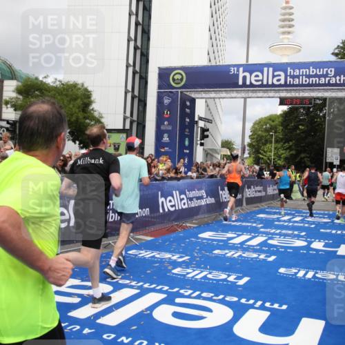 29.06.2025 - hella hamburg halbmarathon Michael Strokosch http://msf.ph/oto/8178724 29.06.2025 10:39:14 Ziel 1445, 3282, 4759, 6686, 6687, 11305, 11619, 12137, 13729, 14311, 15556, 16656, 16820, 17668, 18149, 18547 meine-sportfotos.de