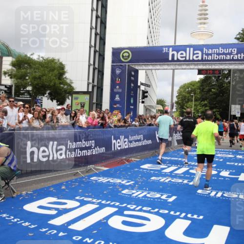 29.06.2025 - hella hamburg halbmarathon Michael Strokosch http://msf.ph/oto/8178762 29.06.2025 10:39:15 Ziel 1445, 3282, 4759, 5752, 6686, 6687, 11305, 11619, 12137, 13729, 14311, 15556, 16656, 17668, 18149, 18547 meine-sportfotos.de