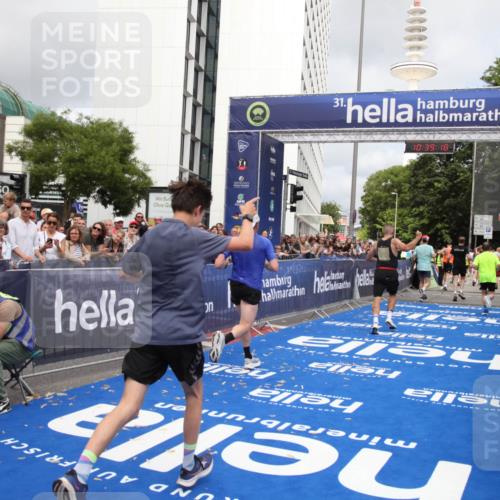 29.06.2025 - hella hamburg halbmarathon Michael Strokosch http://msf.ph/oto/8178798 29.06.2025 10:39:17 Ziel 2044, 3282, 4565, 5752, 8319, 8925, 11305, 12046, 13479, 13729, 14311, 15556, 16656, 17646, 17668, 18149, 18547 meine-sportfotos.de