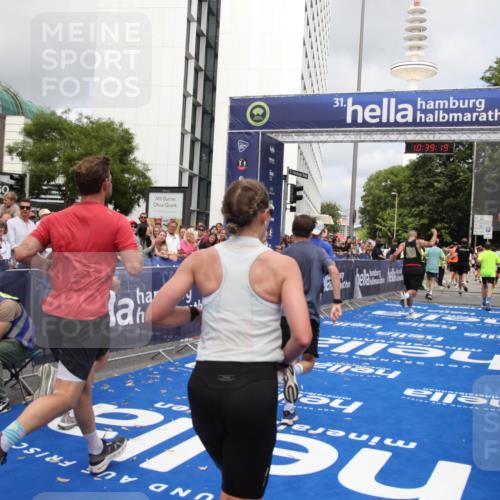 29.06.2025 - hella hamburg halbmarathon Michael Strokosch http://msf.ph/oto/8178811 29.06.2025 10:39:18 Ziel 2044, 3282, 4565, 5752, 8319, 8925, 11305, 12046, 13479, 13729, 14311, 15556, 16656, 17646, 17668, 18149, 18547 meine-sportfotos.de