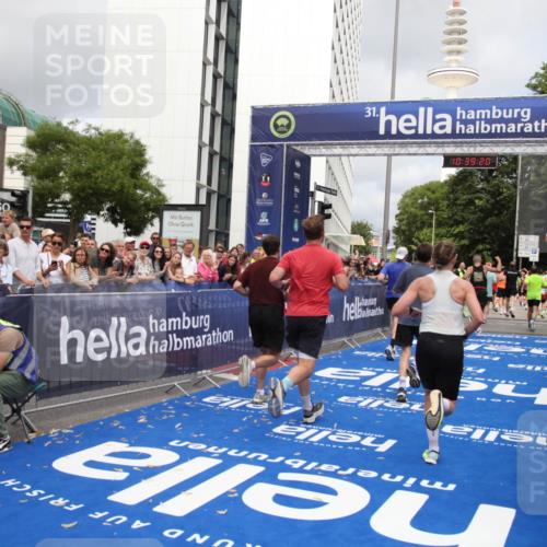 29.06.2025 - hella hamburg halbmarathon Michael Strokosch http://msf.ph/oto/8178821 29.06.2025 10:39:19 Ziel 2044, 3282, 4565, 5752, 8319, 8925, 11305, 12046, 13479, 13729, 14311, 17646, 17668, 18149, 18547 meine-sportfotos.de