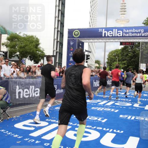 29.06.2025 - hella hamburg halbmarathon Michael Strokosch http://msf.ph/oto/8178838 29.06.2025 10:39:20 Ziel 2044, 3282, 4565, 5752, 6037, 8319, 8925, 11305, 12046, 13479, 13729, 14311, 17646, 17668, 18149 meine-sportfotos.de