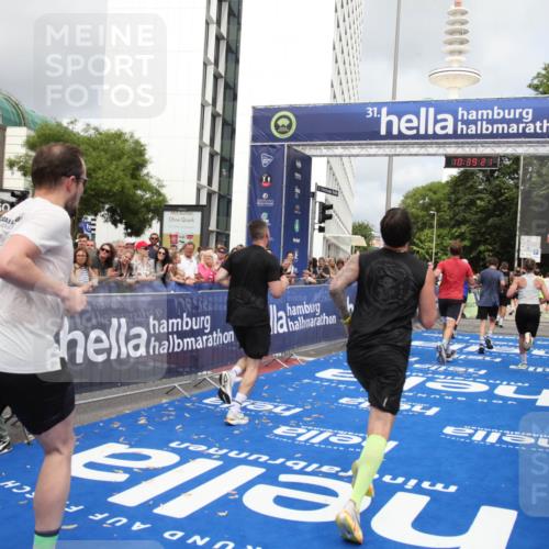 29.06.2025 - hella hamburg halbmarathon Michael Strokosch http://msf.ph/oto/8178861 29.06.2025 10:39:20 Ziel 2044, 3282, 4565, 5752, 6037, 8319, 8925, 11305, 12046, 13479, 13729, 14311, 17646, 17668, 18149 meine-sportfotos.de