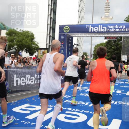 29.06.2025 - hella hamburg halbmarathon Michael Strokosch http://msf.ph/oto/8178892 29.06.2025 10:39:21 Ziel 2044, 3282, 4565, 5752, 6037, 8319, 8925, 11305, 12046, 13479, 13729, 14311, 17646, 17668 meine-sportfotos.de
