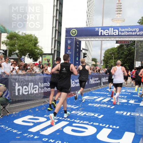 29.06.2025 - hella hamburg halbmarathon Michael Strokosch http://msf.ph/oto/8178916 29.06.2025 10:39:22 Ziel 2044, 4565, 5752, 6037, 8319, 8925, 11305, 12046, 13479, 13729, 14311, 14359, 15866, 17646, 17668 meine-sportfotos.de