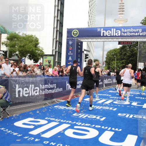 29.06.2025 - hella hamburg halbmarathon Michael Strokosch http://msf.ph/oto/8178932 29.06.2025 10:39:22 Ziel 2044, 4565, 5752, 6037, 8319, 8925, 11305, 12046, 13479, 13729, 14311, 14359, 15866, 17646, 17668 meine-sportfotos.de