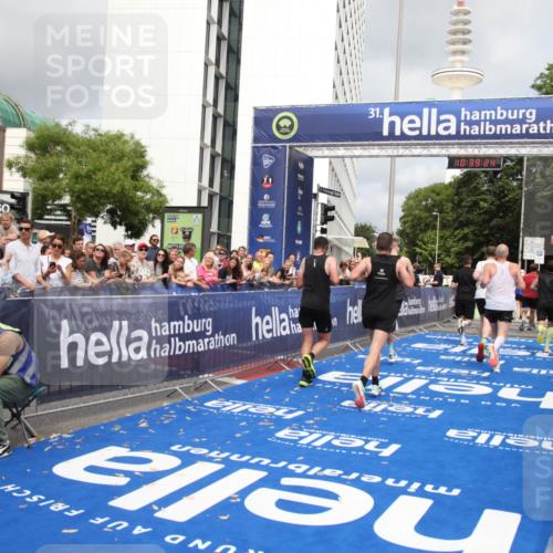 29.06.2025 - hella hamburg halbmarathon Michael Strokosch http://msf.ph/oto/8178945 29.06.2025 10:39:23 Ziel 2044, 4565, 5752, 6037, 8319, 8925, 12046, 13479, 14311, 14359, 15866, 17646 meine-sportfotos.de