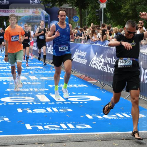 29.06.2025 - hella hamburg halbmarathon Zöllner http://msf.ph/oto/8178950 29.06.2025 10:29:24 Ziel 2075, 8975, 9571, 12287, 12337, 13838, 14164, 14395, 15880, 18737, 19203 meine-sportfotos.de