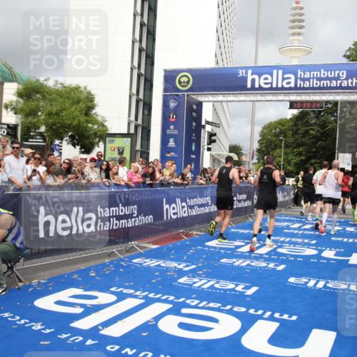 29.06.2025 - hella hamburg halbmarathon Michael Strokosch http://msf.ph/oto/8178955 29.06.2025 10:39:23 Ziel 2044, 4565, 5752, 6037, 8319, 8925, 12046, 13479, 14311, 14359, 15866, 17646 meine-sportfotos.de