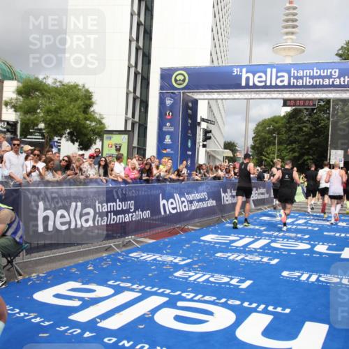 29.06.2025 - hella hamburg halbmarathon Michael Strokosch http://msf.ph/oto/8178974 29.06.2025 10:39:23 Ziel 2044, 4565, 5752, 6037, 8319, 8925, 12046, 13479, 14311, 14359, 15866, 17646 meine-sportfotos.de