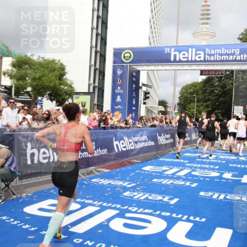 29.06.2025 - hella hamburg halbmarathon Michael Strokosch http://msf.ph/oto/8178988 29.06.2025 10:39:24 Ziel 2044, 4565, 5752, 6037, 8319, 8925, 12046, 13479, 14359, 15013, 15866, 17646 meine-sportfotos.de