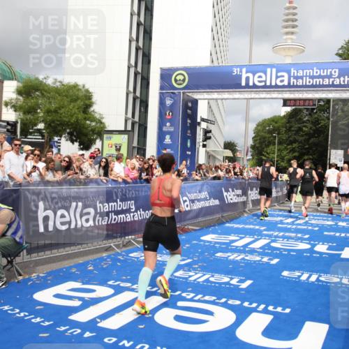 29.06.2025 - hella hamburg halbmarathon Michael Strokosch http://msf.ph/oto/8178996 29.06.2025 10:39:24 Ziel 2044, 4565, 5752, 6037, 8319, 8925, 12046, 13479, 14359, 15013, 15866, 17646 meine-sportfotos.de