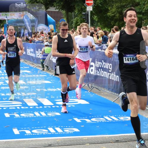 29.06.2025 - hella hamburg halbmarathon Zöllner http://msf.ph/oto/8179000 29.06.2025 10:29:27 Ziel 2075, 8975, 9571, 10156, 12234, 13838, 14164, 15880, 16118, 18737, 19203 meine-sportfotos.de