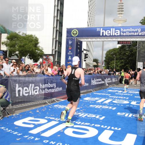 29.06.2025 - hella hamburg halbmarathon Michael Strokosch http://msf.ph/oto/8179015 29.06.2025 10:39:27 Ziel 2546, 2972, 6037, 6152, 8346, 12335, 12372, 14359, 15013, 15866 meine-sportfotos.de