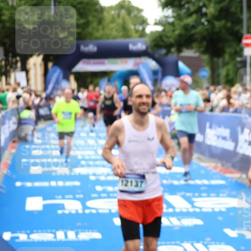 29.06.2025 - hella hamburg halbmarathon Zöllner http://msf.ph/oto/8179017 29.06.2025 10:39:15 Ziel 1445, 2044, 3282, 4565, 4759, 5752, 8925, 11305, 12046, 12137, 13729, 14311, 15556, 16656, 17668, 18149, 18547 meine-sportfotos.de
