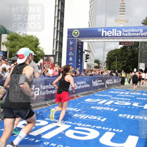29.06.2025 - hella hamburg halbmarathon Michael Strokosch http://msf.ph/oto/8179029 29.06.2025 10:39:29 Ziel 1343, 2546, 2972, 6037, 6152, 8346, 12335, 12372, 14359, 15013, 15866 meine-sportfotos.de