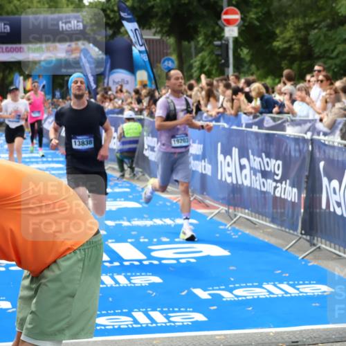 29.06.2025 - hella hamburg halbmarathon Zöllner http://msf.ph/oto/8179035 29.06.2025 10:29:30 Ziel 2021, 2180, 9137, 10156, 10790, 12234, 13838, 15880, 16118, 17197, 18737, 19203 meine-sportfotos.de