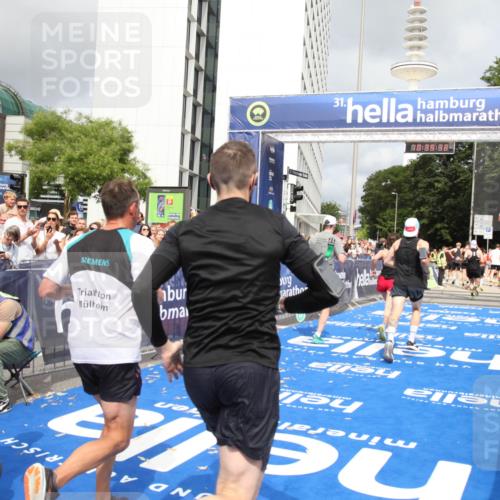 29.06.2025 - hella hamburg halbmarathon Michael Strokosch http://msf.ph/oto/8179049 29.06.2025 10:39:30 Ziel 1343, 2546, 2972, 6152, 8346, 12335, 12372, 14359, 15013, 15866 meine-sportfotos.de