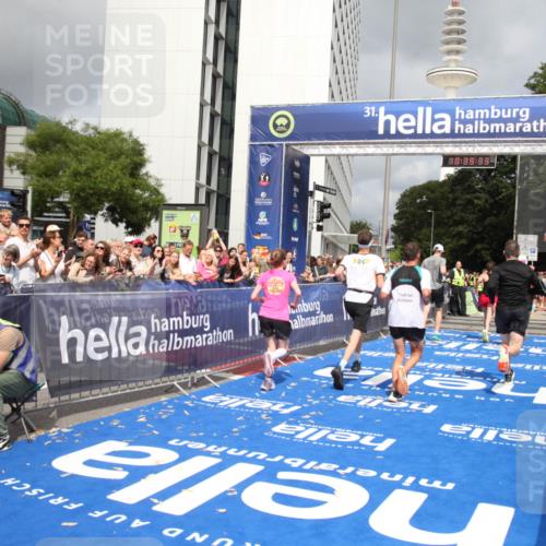 29.06.2025 - hella hamburg halbmarathon Michael Strokosch http://msf.ph/oto/8179062 29.06.2025 10:39:32 Ziel 1343, 2546, 2972, 6152, 8346, 9116, 12335, 12372, 15013, 15965 meine-sportfotos.de