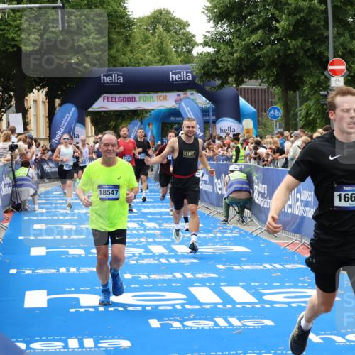29.06.2025 - hella hamburg halbmarathon Zöllner http://msf.ph/oto/8179071 29.06.2025 10:39:17 Ziel 2044, 3282, 4565, 5752, 8319, 8925, 11305, 12046, 13479, 13729, 14311, 15556, 16656, 17646, 17668, 18149, 18547 meine-sportfotos.de
