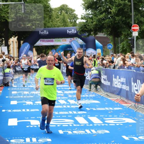 29.06.2025 - hella hamburg halbmarathon Zöllner http://msf.ph/oto/8179082 29.06.2025 10:39:17 Ziel 2044, 3282, 4565, 5752, 8319, 8925, 11305, 12046, 13479, 13729, 14311, 15556, 16656, 17646, 17668, 18149, 18547 meine-sportfotos.de