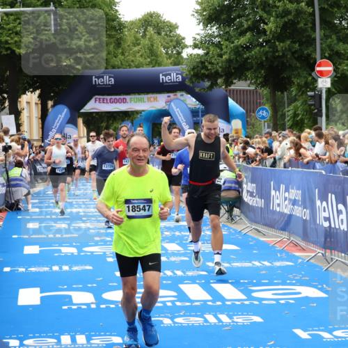 29.06.2025 - hella hamburg halbmarathon Zöllner http://msf.ph/oto/8179092 29.06.2025 10:39:17 Ziel 2044, 3282, 4565, 5752, 8319, 8925, 11305, 12046, 13479, 13729, 14311, 15556, 16656, 17646, 17668, 18149, 18547 meine-sportfotos.de