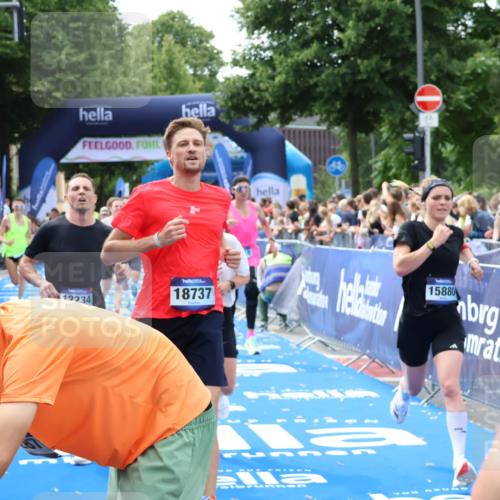 29.06.2025 - hella hamburg halbmarathon Zöllner http://msf.ph/oto/8179094 29.06.2025 10:29:32 Ziel 2021, 2180, 8784, 9137, 10156, 10790, 12234, 15880, 16118, 17197, 18737, 19203 meine-sportfotos.de