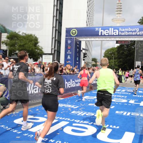 29.06.2025 - hella hamburg halbmarathon Michael Strokosch http://msf.ph/oto/8179101 29.06.2025 10:39:36 Ziel 1343, 2546, 7152, 7154, 9116, 9265, 15336, 15828, 15965, 17215, 17360, 18154, 18285, 18803 meine-sportfotos.de