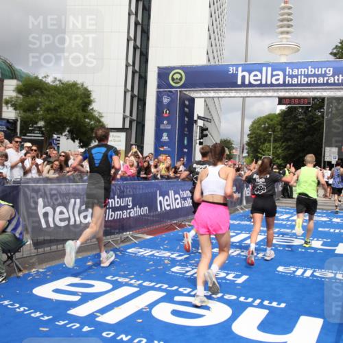 29.06.2025 - hella hamburg halbmarathon Michael Strokosch http://msf.ph/oto/8179125 29.06.2025 10:39:37 Ziel 1343, 7152, 7154, 9116, 9265, 11806, 14077, 15336, 15828, 15965, 17215, 17360, 18154, 18285, 18803 meine-sportfotos.de