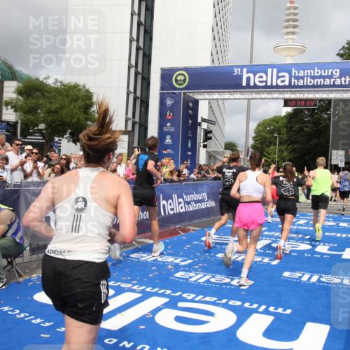 29.06.2025 - hella hamburg halbmarathon Michael Strokosch http://msf.ph/oto/8179141 29.06.2025 10:39:38 Ziel 1343, 7152, 7154, 9116, 9265, 11284, 11806, 14077, 15094, 15336, 15828, 15965, 17215, 17360, 18154, 18285, 18803 meine-sportfotos.de