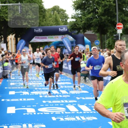 29.06.2025 - hella hamburg halbmarathon Zöllner http://msf.ph/oto/8179145 29.06.2025 10:39:18 Ziel 2044, 3282, 4565, 5752, 8319, 8925, 11305, 12046, 13479, 13729, 14311, 17646, 17668, 18149, 18547 meine-sportfotos.de