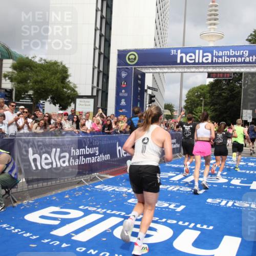 29.06.2025 - hella hamburg halbmarathon Michael Strokosch http://msf.ph/oto/8179150 29.06.2025 10:39:38 Ziel 1343, 7152, 7154, 9116, 9265, 11284, 11806, 14077, 15094, 15336, 15828, 15965, 17215, 17360, 18154, 18285, 18803 meine-sportfotos.de