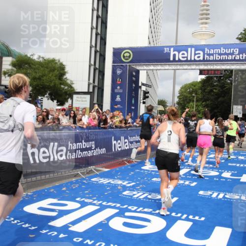 29.06.2025 - hella hamburg halbmarathon Michael Strokosch http://msf.ph/oto/8179158 29.06.2025 10:39:39 Ziel 4888, 7152, 7154, 9116, 9265, 11284, 11806, 14077, 15094, 15336, 15828, 15965, 17215, 17360, 17425, 18154, 18285, 18803 meine-sportfotos.de