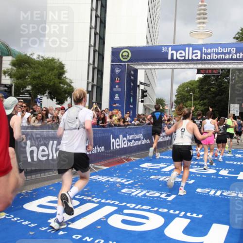 29.06.2025 - hella hamburg halbmarathon Michael Strokosch http://msf.ph/oto/8179173 29.06.2025 10:39:39 Ziel 4888, 7152, 7154, 9116, 9265, 11284, 11806, 14077, 15094, 15336, 15828, 15965, 17215, 17360, 17425, 18154, 18285, 18803 meine-sportfotos.de