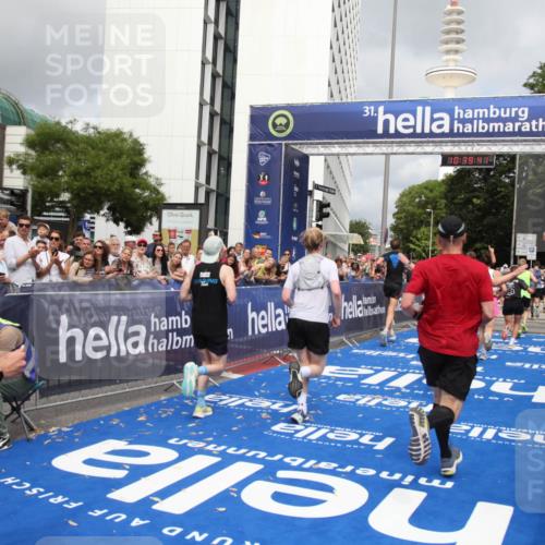 29.06.2025 - hella hamburg halbmarathon Michael Strokosch http://msf.ph/oto/8179196 29.06.2025 10:39:39 Ziel 4888, 7152, 7154, 9116, 9265, 11284, 11806, 14077, 15094, 15336, 15828, 15965, 17215, 17360, 17425, 18154, 18285, 18803 meine-sportfotos.de