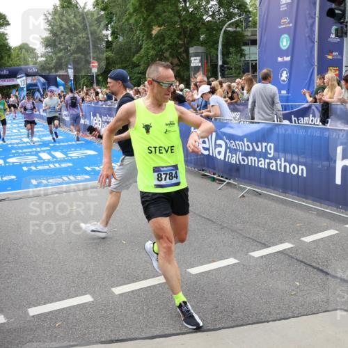 29.06.2025 - hella hamburg halbmarathon Zöllner http://msf.ph/oto/8179203 29.06.2025 10:29:41 Ziel 6781, 7186, 8784, 16818, 18422, 18699, 19204 meine-sportfotos.de